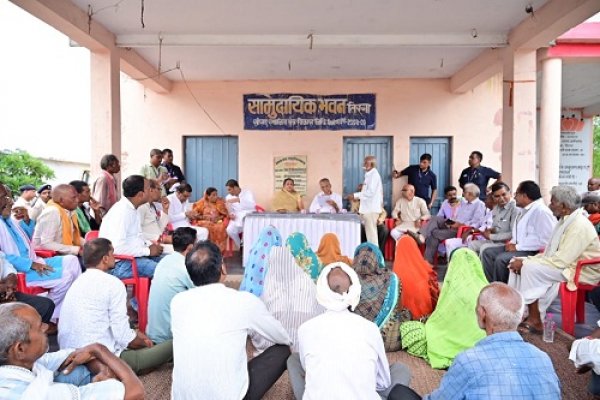 प्रशासनिक अमले के साथ गृहमंत्री पहुंचे बाढ़ प्रभावित ग्रामीणों से मिलने ताम्रध्वज साहू ने सुनी सबकी समस्याएं, अधिकारियों को दिया निर्देश