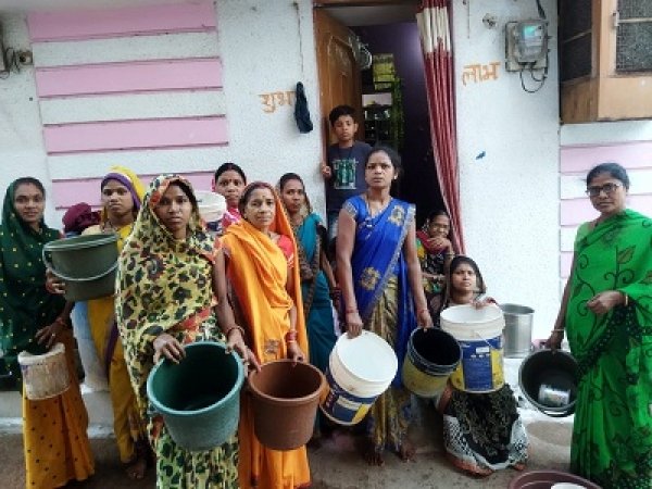 विधायक अरुण वोरा को महिलाओं ने घेरा ,गया नगर में पानी की समस्या का देखने पहुंचे विधायक
