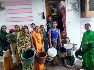 विधायक अरुण वोरा को महिलाओं ने घेरा ,गया नगर में पानी की समस्या का देखने पहुंचे विधायक