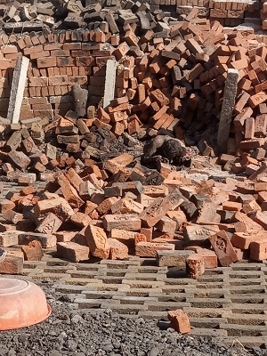 ईंट भट्ठे की दीवार गिरी, दबने से महिला एवं बच्चे की मौत