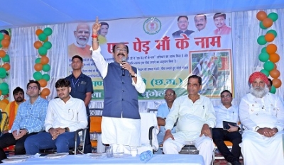 एक पेड़ मां के नाम : उप मुख्यमंत्री अरुण साव ने अपनी मां के सम्मान में लगाया पौधा