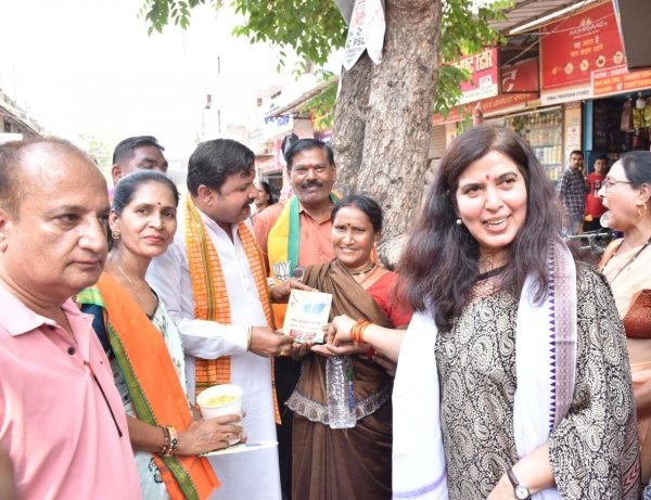 प्रधानमंत्री नरेंद्र मोदी की रायपुर में होने वाली आम सभा को लेकर सांसद सरोज पांडेय उतरी मैदान में