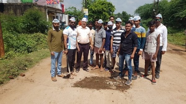 आम आदमी पार्टी के द्वारा उरला में रोड के गड्ढो को भरकर श्रम दान किया गया  तीन पहले ही गड्ढो के कारण गंभीर एक्सीडेंट हुआ था -आप