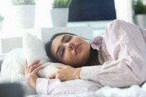 कम नींद लेने से हो सकता है नुकसान, जानिये कितने घंटे की नींद है जरूरी