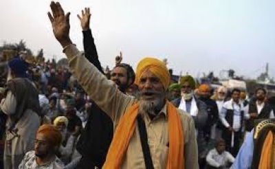 सिंघू बॉर्डर किसान प्रदर्शन में  मुफ्त चिकित्सा शिविरों का लाभ उठाने पहुंचे आसपास के गांवों के लोग