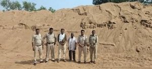 गोबरानवापारा में रेत के अवैध उत्खनन-भण्डारण पर खनिज विभाग की बड़ी कार्रवाई, 2 पोकलेन जब्त-सील