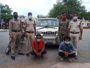 वाहन के अंदर हथियार रख कर घुमने वाले दो युवको पर पुलिस द्वारा आम्र्स एक्ट के तहत कार्यवाही