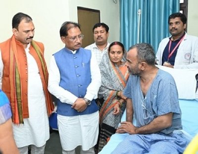 जन-नेता का मानवीय कदम: मुख्यमंत्री विष्णुदेव साय ने एम्स रायपुर में घायल दो मरीजों को 5-5 लाख की आर्थिक सहायता दी