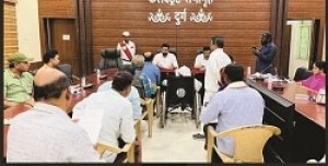 वेस्ट केमिकल के दुर्गंध से लोगों में हो रही है श्वांस की बिमारी ,नाले में बहा रही है केमिकल कंपनियां,पानी पीकर जानवर हो रहे बीमार