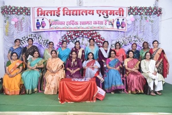 भिलाई विद्यालय में 5 दशक पहले पढ़ चुके विद्यार्थी मिले फिर एक बार,याद आए बीते दिन
