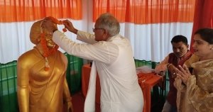 मुख्यमंत्री ने पूर्व प्रधानमंत्री इंदिरा गांधी की प्रतिमा का किया अनावरण