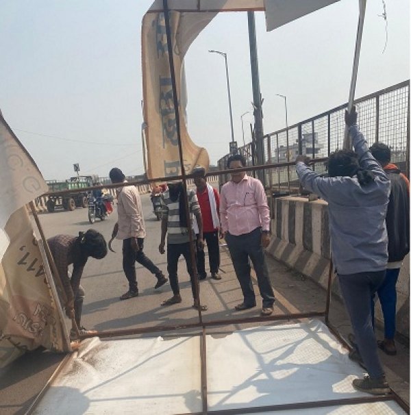 अवैध होर्डिंग एवं पोस्टर को हटाने आज भिलाई में चलाया गया बड़ा अभियान