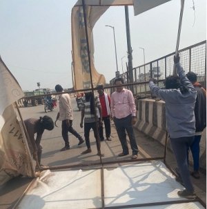 अवैध होर्डिंग एवं पोस्टर को हटाने आज भिलाई में चलाया गया बड़ा अभियान