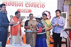 मुख्यमंत्री साय ने स्वच्छता दीदियों को किया सम्मानित, कहा – देश को स्वच्छ और स्वस्थ बनाने में निभा रही हैं अहम भूमिका