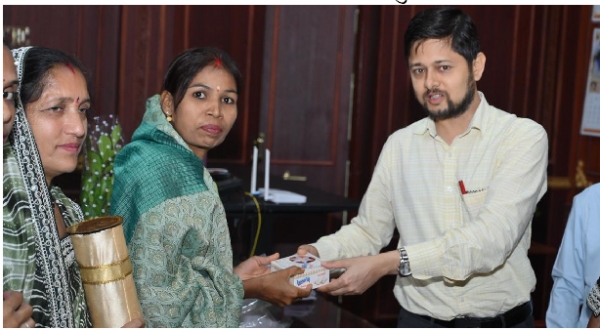 कलेक्टर सिंह से मिनीमाता सम्मान से सम्मानित श्रीमती ललेश्वरी साहू ने की भेंट