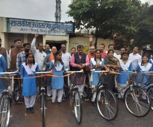 नवमी की छात्राओं को मिली साइकिल, चेहरों पर छलकी खुशी