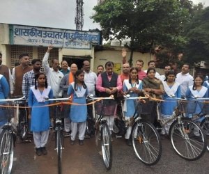 नवमी की छात्राओं को मिली साइकिल, चेहरों पर छलकी खुशी