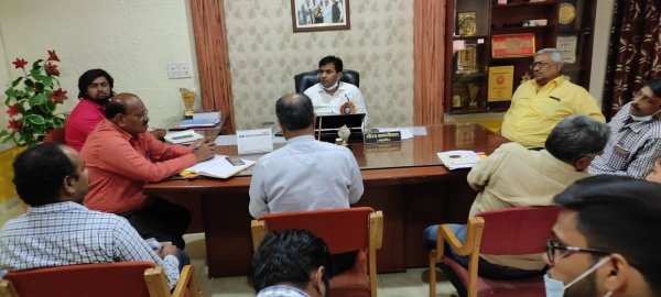 महापौर ने ली पेयजल और लोक कर्म विभाग के इंजीनियरों की बैठक,कार्यों में गुणवत्ता का विशेष ध्यान रखने एवं सतत् मॉनीटरिंग करने निर्देश