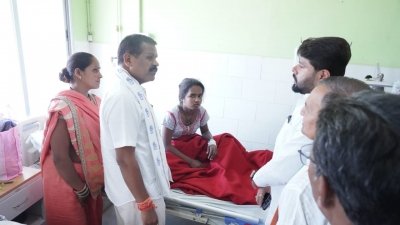 कठिया ग्राम में हर दर्दनाक सड़क दुर्घटना में घायलों से कुशलक्षेम पूछने पहुँचे राजेन्द्र साहू.