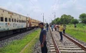 दिल्ली जा रही पैसेंजर ट्रेन पटरी से उतरी, कोई हताहत नहीं