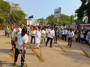 स्वच्छता ही सेवा:गांधी जयंती पर झाड़ू लेकर सड़क पर उतरे विधायक व महापौर,सफाई कर दिया स्वच्छता का संदेश: