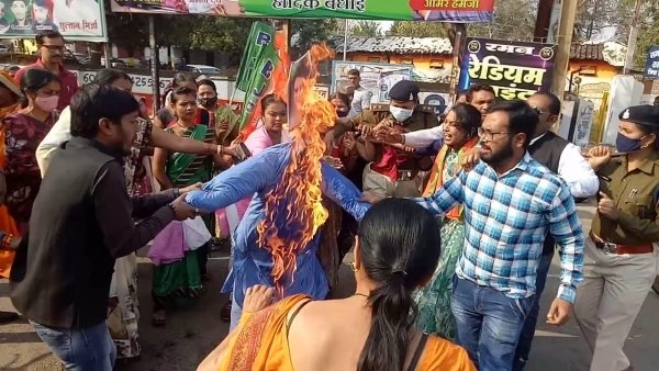 प्रियंका गांधी के उत्तर प्रदेश में प्रेस वार्ता में बिकनी वाले संबोधन को लेकर महिला मोर्चा ने विरोध स्वरूप पुतला दहन किया