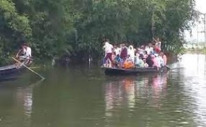 गंगा नदी का जलस्तर बढ़ने से आम जनजीवन प्रभावित, जान जोखिम में डालकर पुल पार कर रहे ग्रामीण