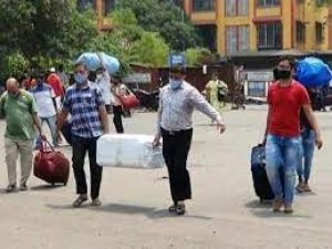 SC का केंद्र और राज्‍य सरकारों को आदेश, फंसे प्रवासी मजदूरों को राशन और परिवहन सुविधा मुहैया कराएं