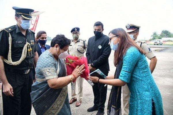राज्यपाल सुश्री उइके का जगदलपुर एयरपोर्ट में किया गया आत्मीय स्वागत