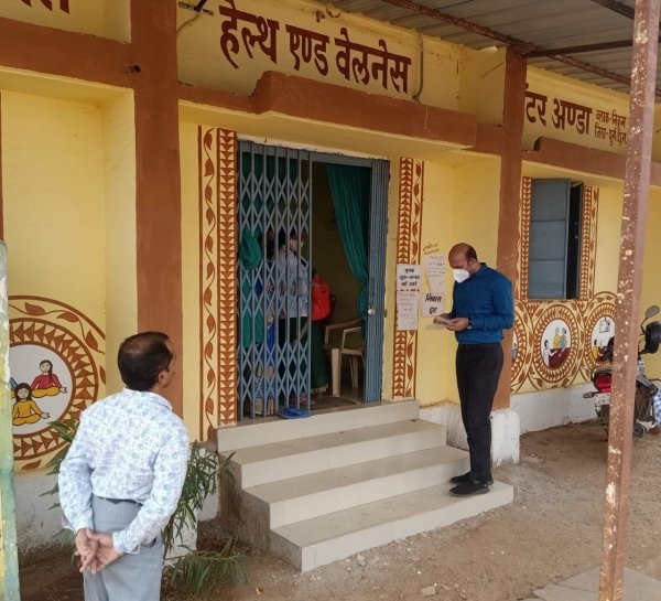 ग्रामीण क्षेत्रों में संक्रमण पर रोक लगाने हो रहे कार्यों की मानिटरिंग करने पहुँचे कलेक्टर -दुर्ग ब्लाक का किया दौरा