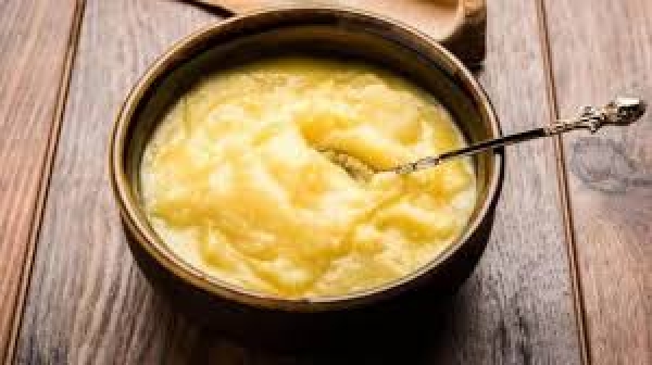 कब्&zwj;ज से छुटकारा चाहिए तो घी के साथ करें गर्म पानी का सेवन