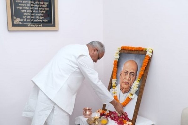 मुख्यमंत्री  भूपेश बघेल ने सरदार वल्लभ भाई पटेल को उनकी पुण्यतिथि पर किया नमन