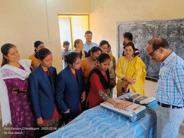 -ईवीएम का वार्डो में प्रदर्शन कर मतदाताओं को किया जागरूक,दो रंगों में होगा ईवीएम का बटन: