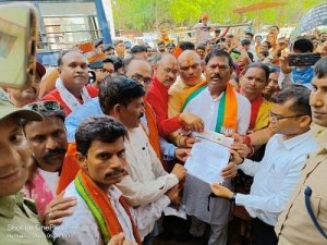 जल संकट को लेकर महिलाओ ने विधायक व महापौर के खिलाफ जोरदार बोला हल्ला भाजपा पार्षदों मटका फोड़कर कहा शीघ्र पानी नही मिला तो फिर होगा आंदोलन...