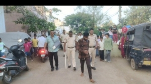 &ldquo;चाकूबाजों पर पुलिस का शिकंजा &ndash; सड़कों पर निकला सबक का जुलूस&rdquo;,&ldquo;दुर्ग पुलिस का कड़ा संदेश &ndash; दहशत नहीं, शांति ही होगी पहचान&rdquo;