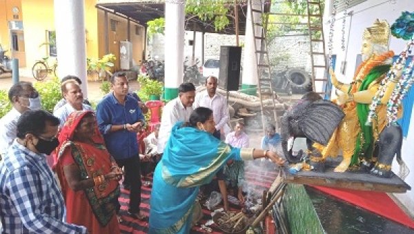 विश्वकर्मा जयंती पर नगर निगम में मूर्ति स्थापित