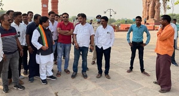 मंत्री डॉ. डहरिया ने चंदखुरी में औचक निरीक्षण कर नागरिक सुविधाओं का लिया जायजा..
