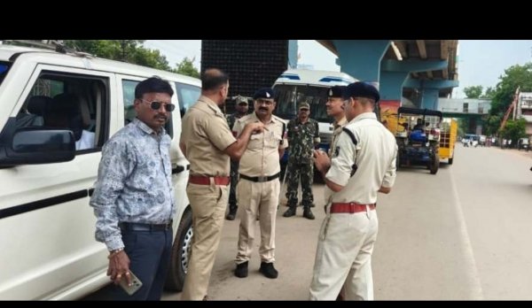 पावर हाउस सर्विस रोड पर निगम की सख्ती, अवैध पार्किंग करने वाले वाहनों पर कार्रवाई, कई वाहन जब्त