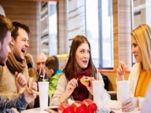 फास्टफूड रेस्तरां में दोस्तों के साथ मस्ती करना फायदेमंद, अच्छी सेहत के लिए जानें क्या करने से बचें