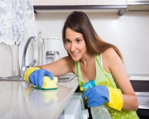 Kitchen की चिपचिपी Tiles को इस तरह करें साफ, अपनाएं आसान Tips