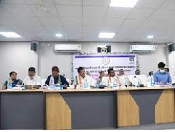 जिले के विकास कार्यों में स्थानीय आदिवासियों को दी जाये प्राथमिकता- उद्योग मंत्री लखमा