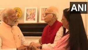 हाथ पकड़कर थाम लिया... जब पीएम मोदी ने आडवाणी से लिया आशीर्वाद