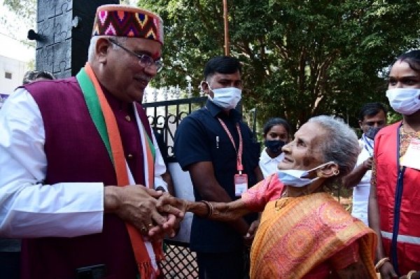मुख्यमंत्री ने वृद्धाश्रम में लिया बुजुर्गाे का आशीर्वाद सियान वाटिका में फिजियोथेरेपी केंद्र का किया शुभारंभ
