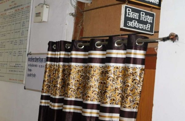 क्या शिक्षा मंत्री का करीबी होने का मिल रहा है लाभ .. राजनांदगांव डीईओ के करोड़ों के घोटाले उजागर, नहीं हो रही कार्यवाही