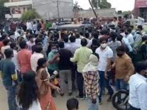 जेल से निकलते 30KM लंबा जुलूस निकाल शक्ति प्रदर्शन करनेवाला नेता फरार, 2 दर्जन साथी गिरफ्तार