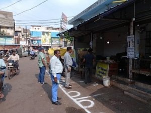 नगर निगम ने किया दुकानों के सामने सफेद पेंट से मार्किंग, बाहर व्यवसाय करने वाले व्यापारियों से लिया जाएगा जुर्माना