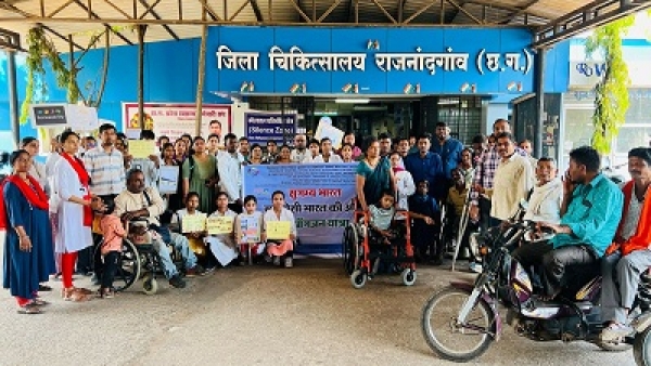 कलेक्टर ने राष्ट्रीय फाईलेरिया उन्मूलन कार्यक्रम अंतर्गत फाइलेरिया की दवा खाकर सामूहिक दवा सेवन कार्यक्रम का किया शुभारम्भ