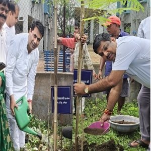 एक पेड़ मां के नाम अभियान के तहत न्यू पुलिस लाइन में विधायक व महापौर द्वारा किया वृक्षा रोपण: