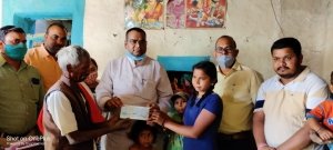 संसदीय सचिव ने सड़क हादसे मृतक के परिवार को सौंपा 5 लाख का चेक