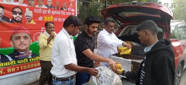 मुलायम सिंह यादव की जयंती पर समाजवादी पार्टी के प्रदेश अध्यक्ष नवीन कुमार गुप्ता ने फल वितरण किया